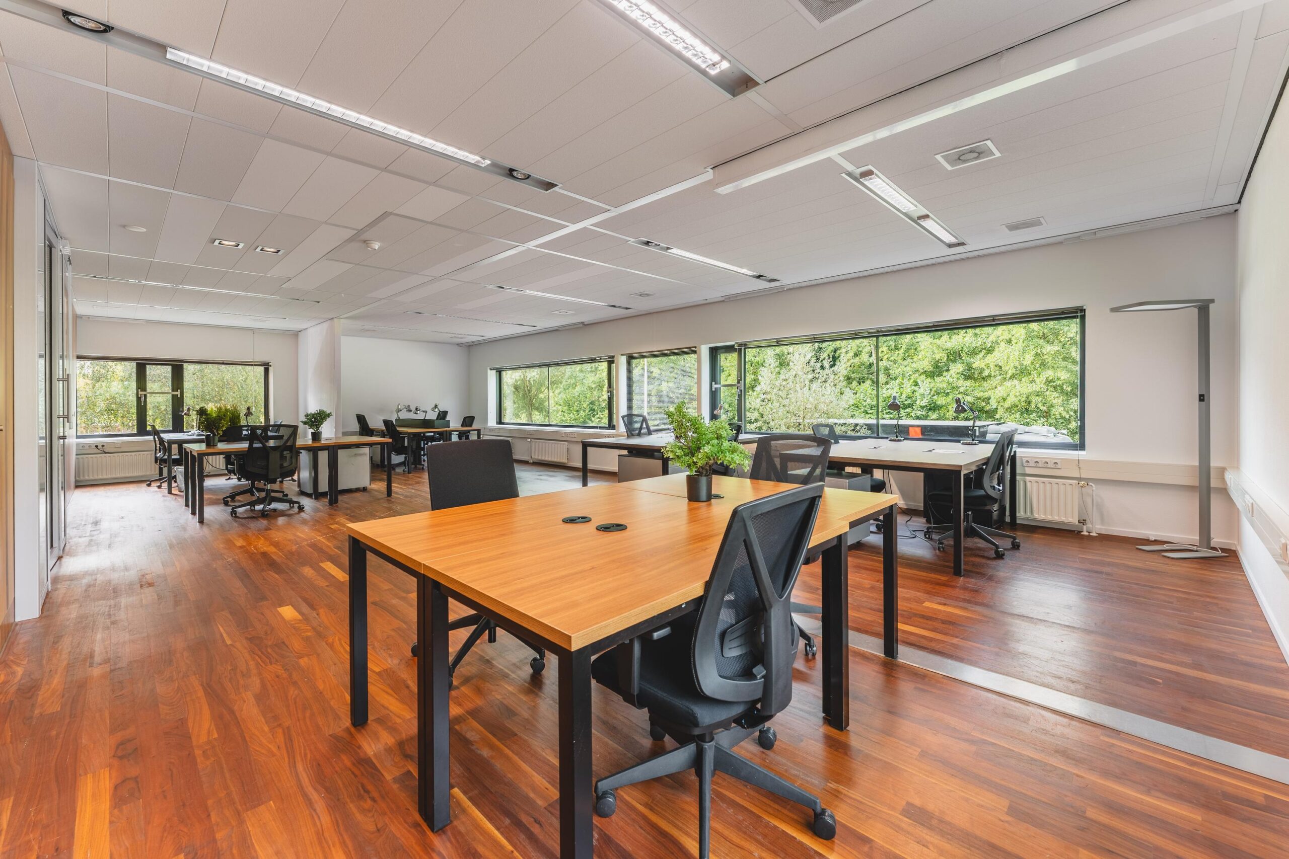 Moderne, ruime kantoorruimte aan de Prof. W.H. Keesomlaan met houten vloer, grote ramen en meerdere werkplekken.